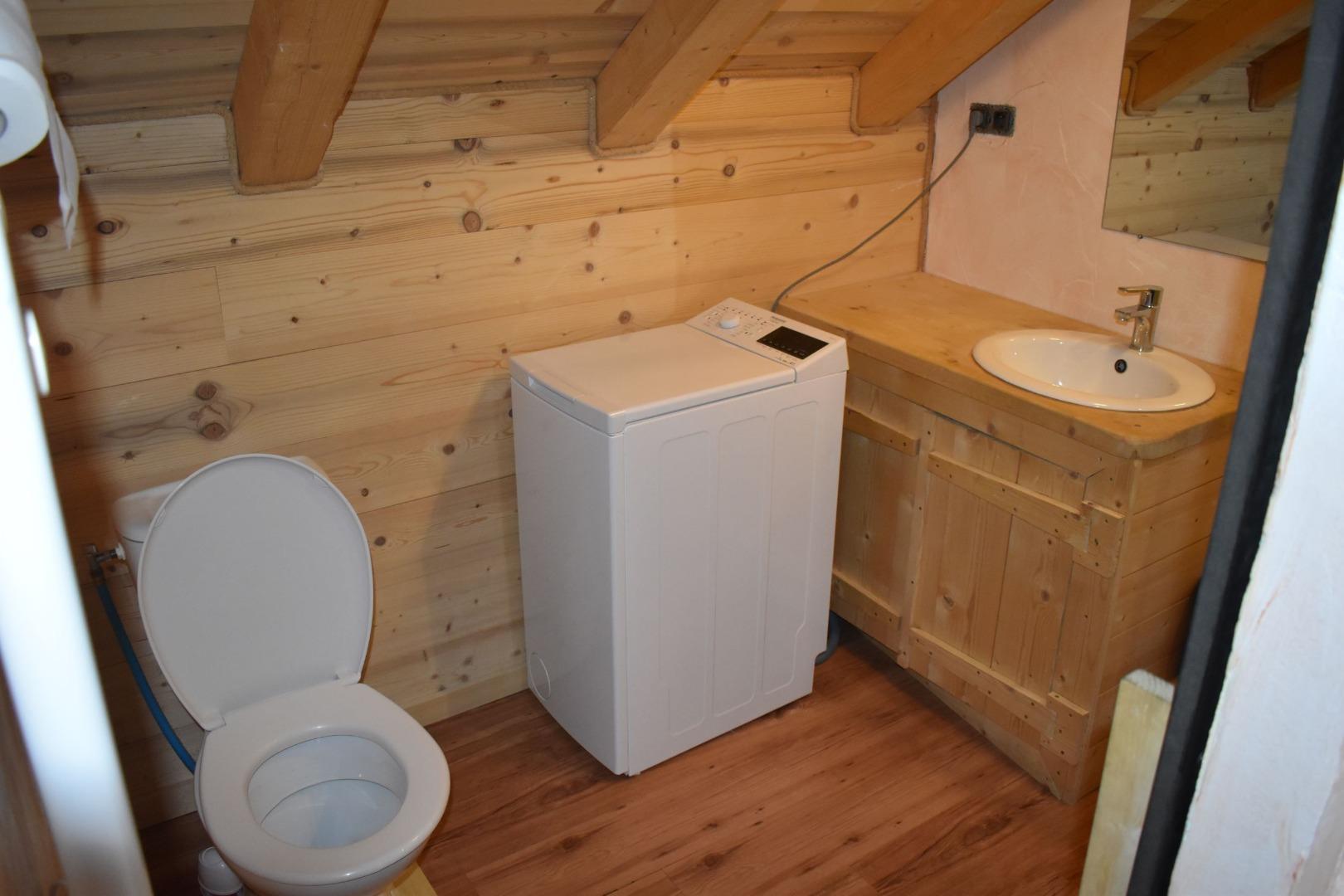 Au 1er étage avec les chambres : salle de bain avec wc, machine a laver, douche , lavabo