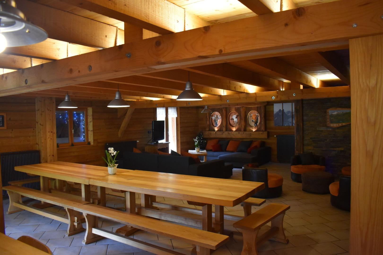 Salle a manger avec le coin salon ( TV , DVD )