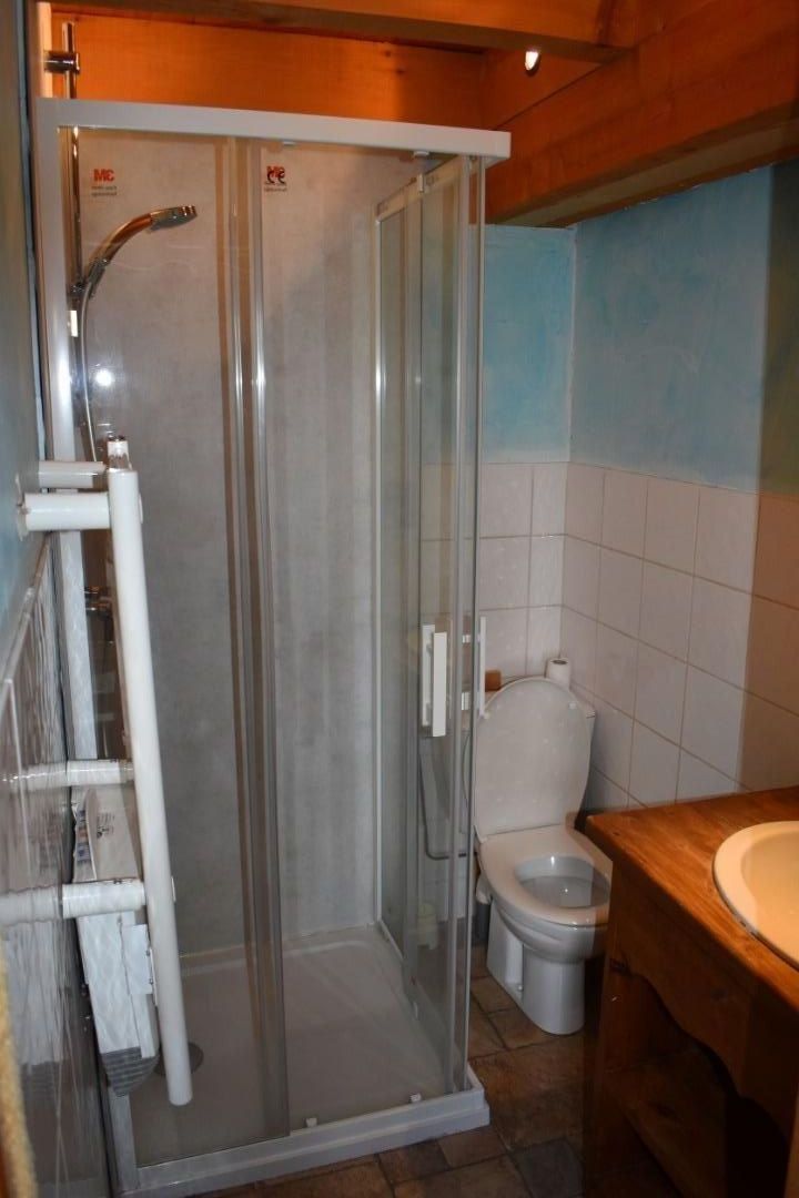 Les douches avec leur WC dans la chambre N° 1et 2