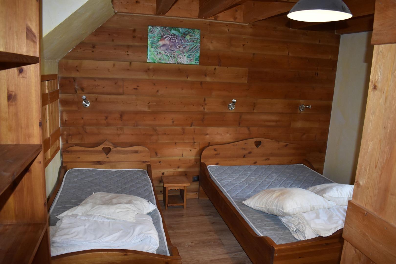 RDC : Chambre N°2 avec un lit double ( 140x190) et un lit simple (90x190)