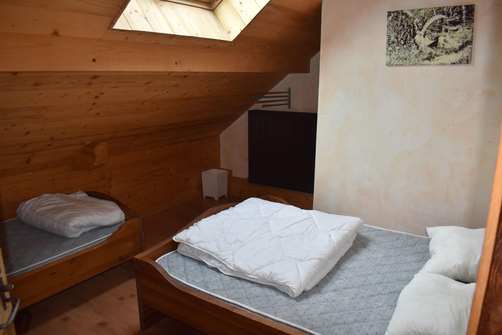 A l'étage : Chambre N° 6 avec un lit double ( 140x190) et un lit simple (90x190)