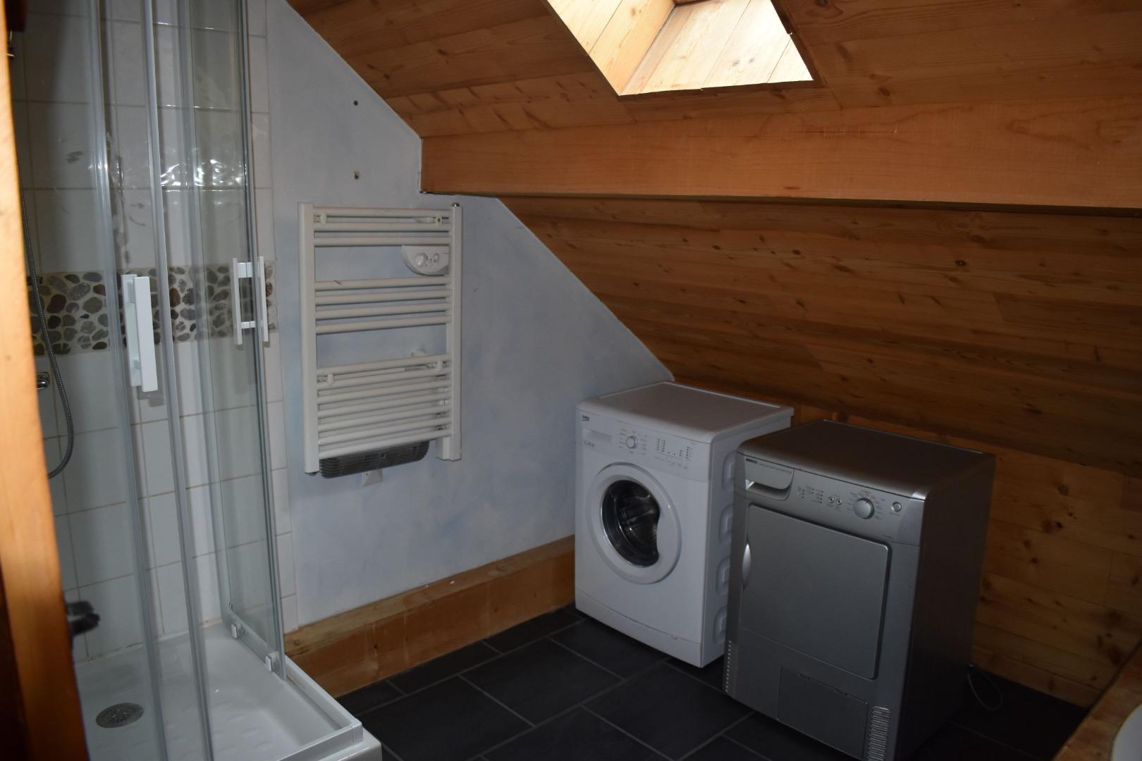 Douche pour les chambres N° 4 et 5 , avec 2 WC sur le même étage