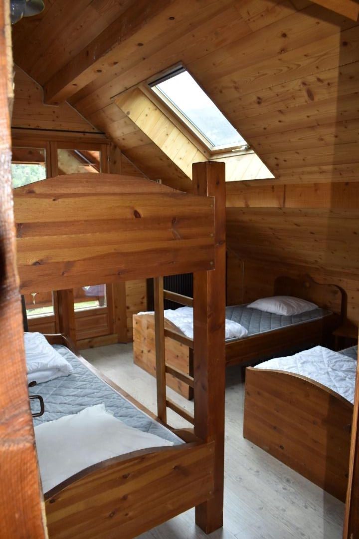 Chambre N° 4 : Un lit superposé ( 90x190 ) et deux lits simples ( 90x190 )