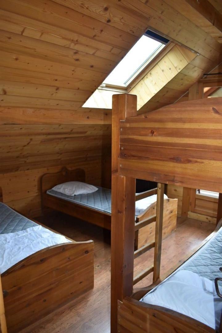 Chambre N° 5 : Un lit superposé ( 90x190 ) et deux lits simples ( 90x190 )