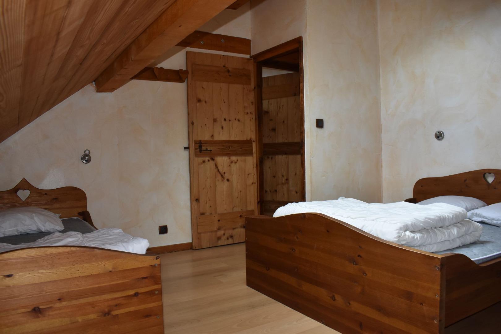 A l'étage : Chambre N° 3 avec un lit double ( 140x190) et un lit simple (90x190)