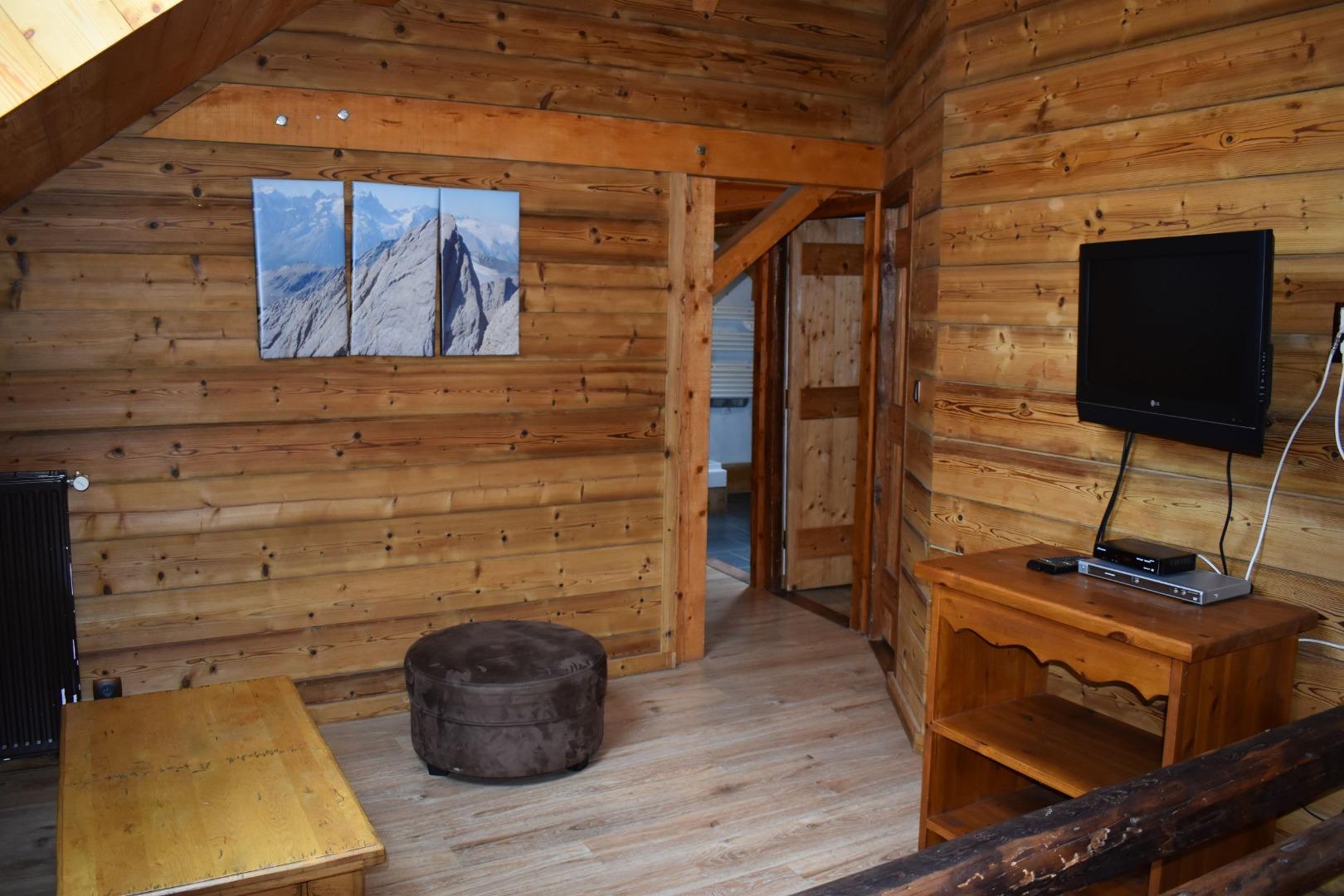 Le deuxième coin canapé au 1er étage avec une deuxième TV, DVD